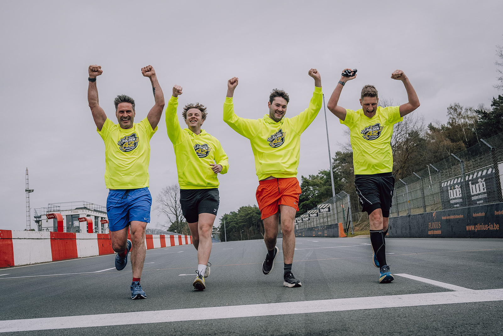 Vier lopers in Zolder 42 outfit vieren feest op Circuit Zolder